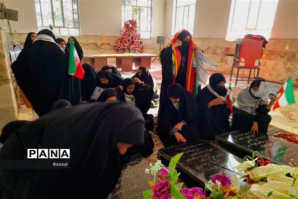 برگزاری  راهپیمایی9 دی با حضور پرشور تعدادی از دانش‌آموزان از دبیرستان غیاثی تا گلزار شهدای جندان