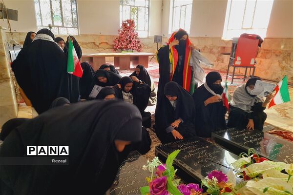 برگزاری  راهپیمایی9 دی با حضور پرشور تعدادی از دانش‌آموزان از دبیرستان غیاثی تا گلزار شهدای جندان