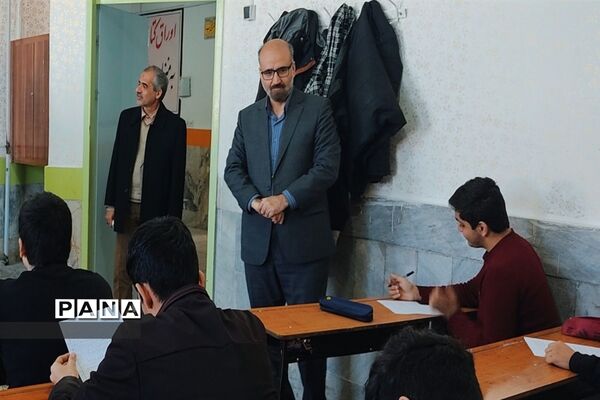 بازدید علی اسماعیلی مدیریت آموزش و پرورش قوچان از روند برگزاری امتحانات دی ماه