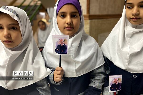 بازدید از نمایشگاه نقاشی در آستانه سالروز شهادت حاج قاسم سلیمانی در دبستان ۲۲بهمن یک