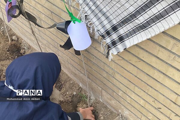 کاشت نهال به‌ نیت شهداء در دبستان ۲۲ بهمن یک ناحیه یک شهرری