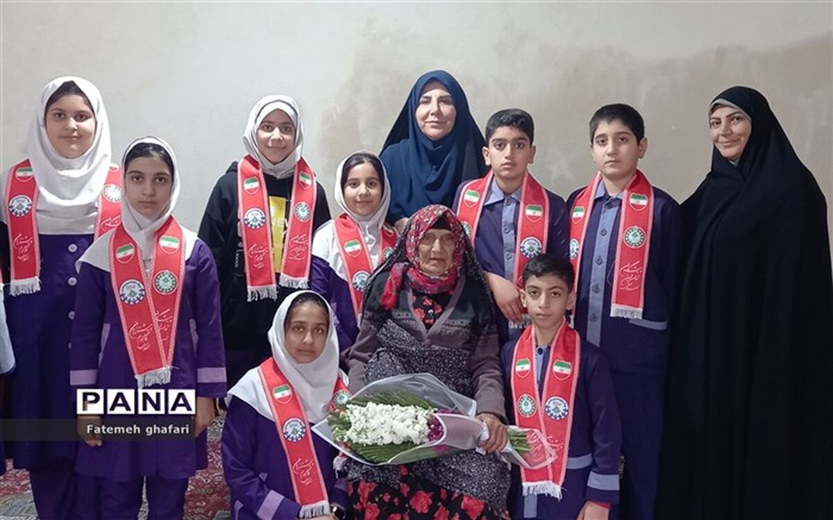 دیدار پیشتازان دبستان نظام الملک قائمشهر با مادران شهدا/فیلم