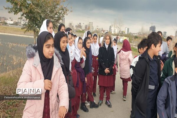 بازدید دانش‌آموزان وزرا محله از تالاب قو سرخ رود