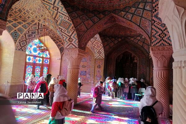 بازدید دانش‌آموزان دبستان امام جعفر صادق (ع) از مسجد نصیرالملک و خانه ی زینت الملوک