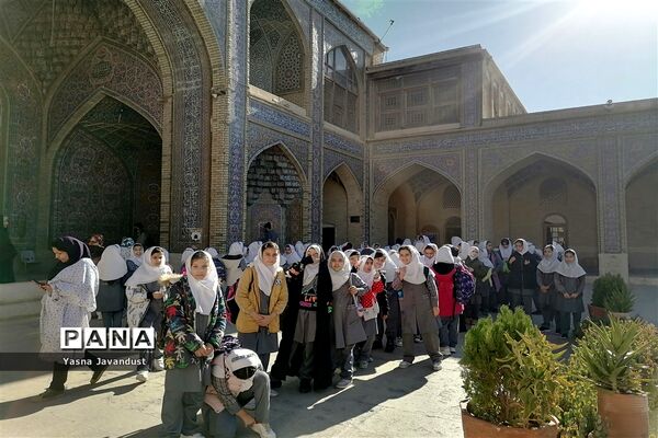 بازدید دانش‌آموزان دبستان امام جعفر صادق (ع) از مسجد نصیرالملک و خانه ی زینت الملوک