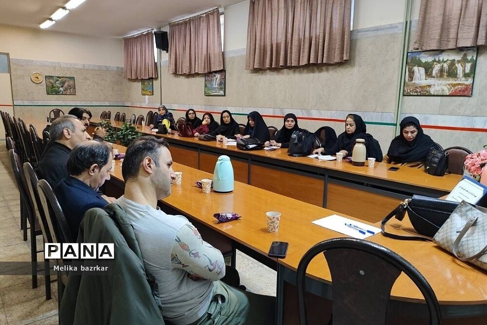 برگزاری جلسه مشاوران در دبستان موجانی ناحیه دو شهرری