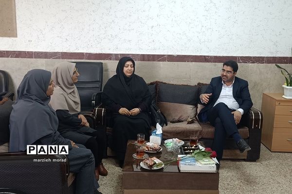 تقدیر مدیر آموزش و پرورش از بانوان مدارس دخترانه بهارستان‌2 به مناسبت میلاد حضرت فاطمه (س)