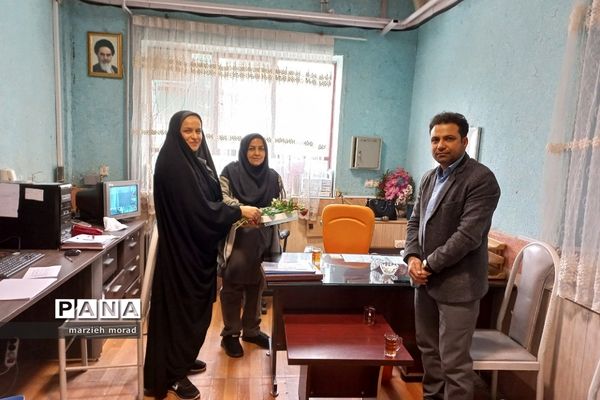 تقدیر مدیر آموزش و پرورش از بانوان مدارس دخترانه بهارستان‌2 به مناسبت میلاد حضرت فاطمه (س)