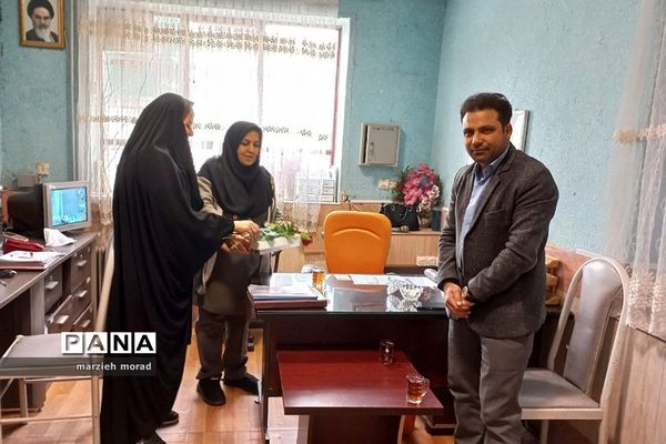 تقدیر مدیر آموزش و پرورش از بانوان مدارس دخترانه بهارستان‌2 به مناسبت میلاد حضرت فاطمه (س)