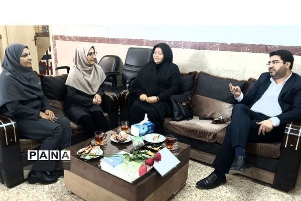 تقدیر مدیر آموزش و پرورش از بانوان مدارس دخترانه بهارستان‌2 به مناسبت میلاد حضرت فاطمه (س)