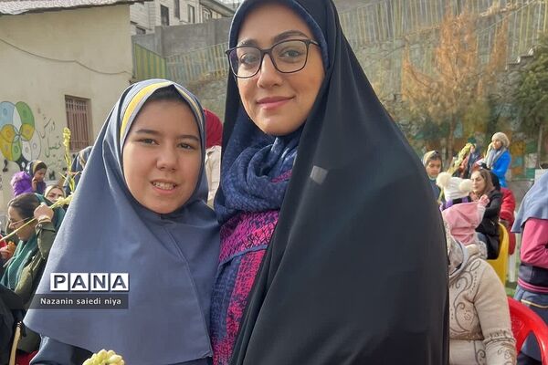 همایش دست‌بوسی مادر در دبستان شهید سجادیان رودهن