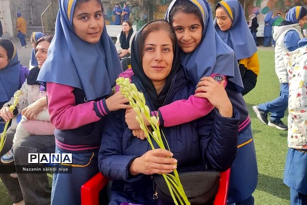 همایش دست‌بوسی مادر در دبستان شهید سجادیان رودهن
