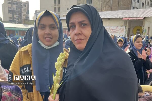 همایش دست‌بوسی مادر در دبستان شهید سجادیان رودهن