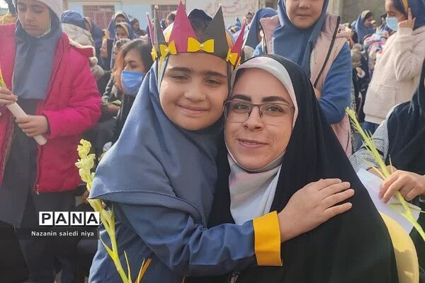 همایش دست‌بوسی مادر در دبستان شهید سجادیان رودهن