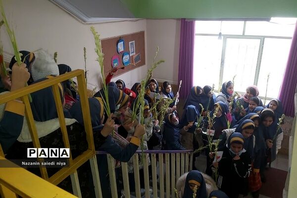همایش دست‌بوسی مادر در دبستان شهید سجادیان رودهن