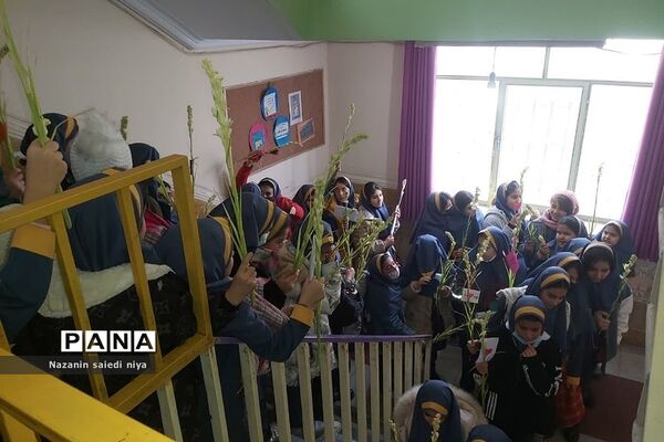 همایش دست‌بوسی مادر در دبستان شهید سجادیان رودهن