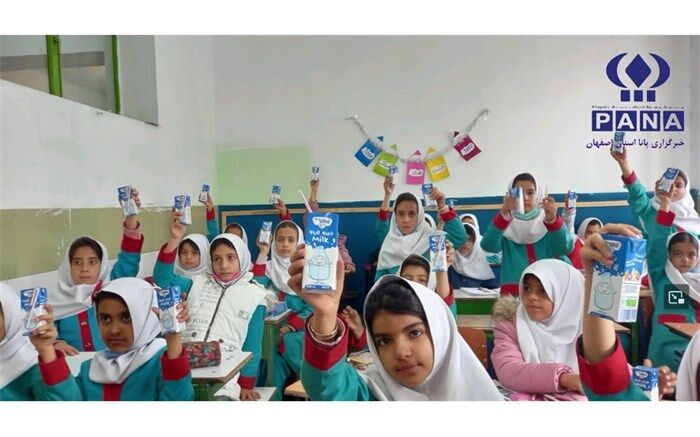 توزیع شیر رایگان در بین دانش آموزان  فریدن/فیلم