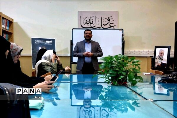 جلسه صمیمانه تعدادی از دانش‌آموزان منطقه ۱۸ با محوریت سردار دلها