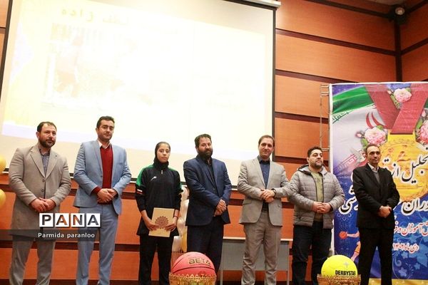 تجلیل و تقدیر از قهرمانان و مدال آوران عرصه ورزشی در سالن سجادیه بهارستان دو