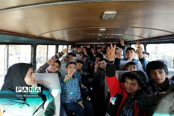 اردوی علمی دانش‌آموزان آموزشگاه علامه‌طباطبایی به پژوهشسرای خواجه نصیر شهرستان پیشوا