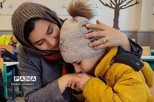 پویش بوسه بر دستان پر مهر مادر در مدارس شهرستان پردیس