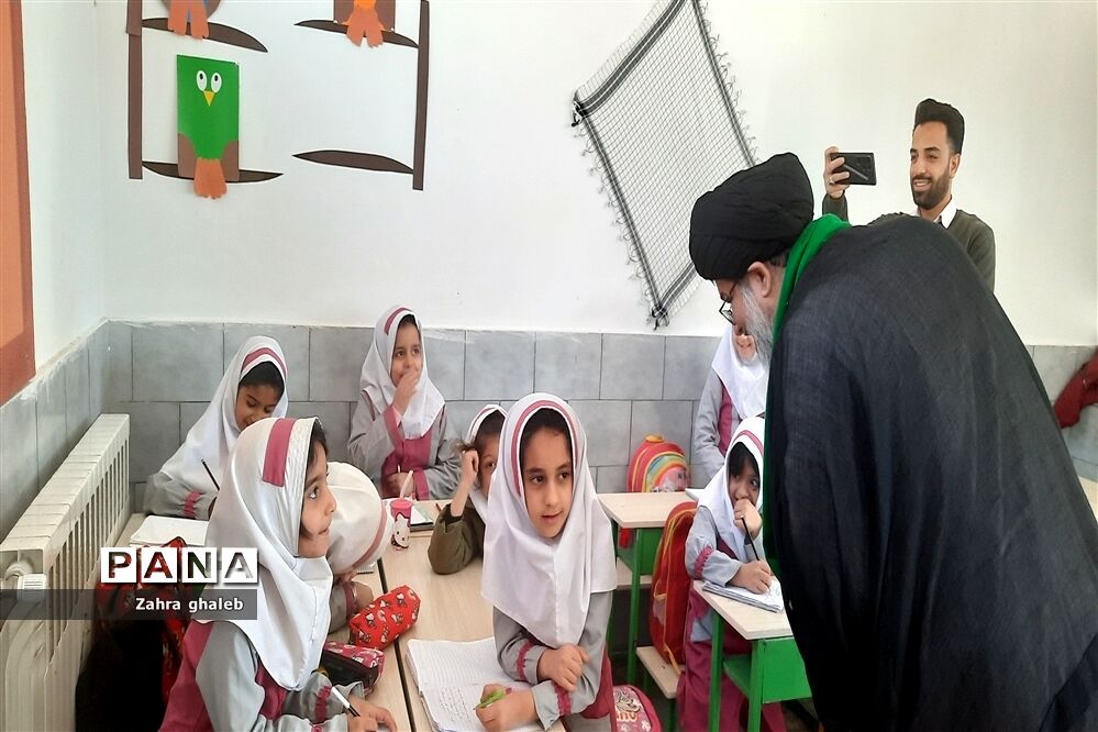 بازدید امام جمعه شهرستان بافق از آموزشگاه هفده شهریور