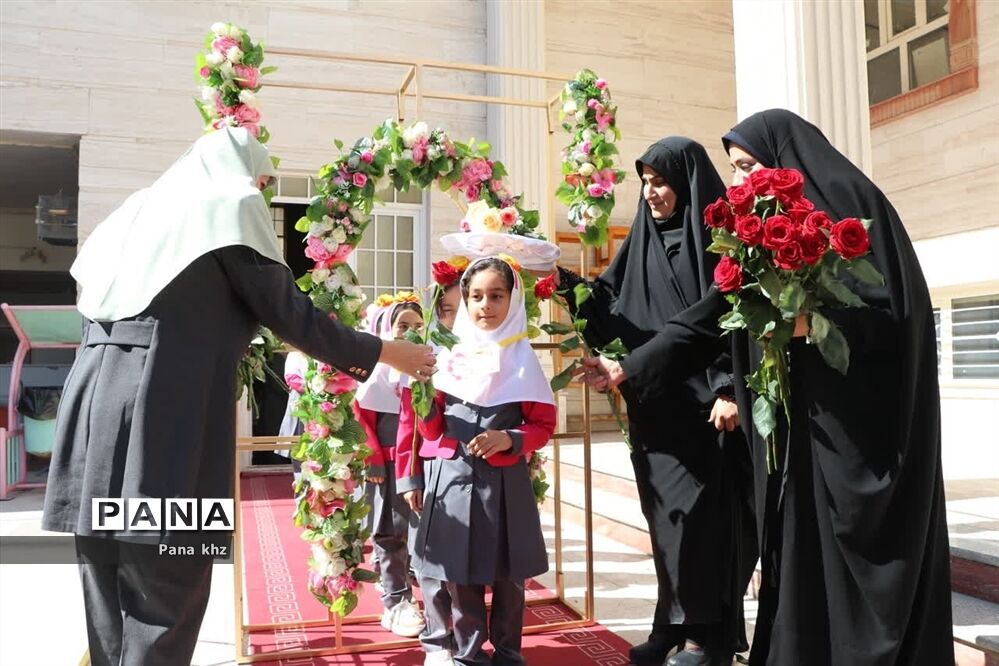 بانوان در آموزش و پرورش با عشق دانش‌آموزان را به تعالی می‌رسانند/ فیلم