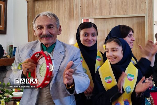 دیدار دانش‌آموزان دبیرستان آرمینه مصلی‌نژاد با مادران خانه سالمندان به‌مناسبت روز مادر