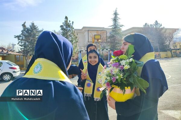دیدار دانش‌آموزان دبیرستان آرمینه مصلی‌نژاد با مادران خانه سالمندان به‌مناسبت روز مادر