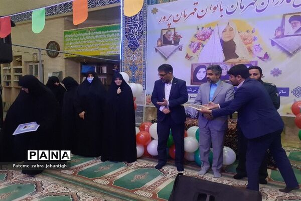 تقدیر و یادبود از خانواده های شهید در مسجد سرچشمه شهرستان پیشوا