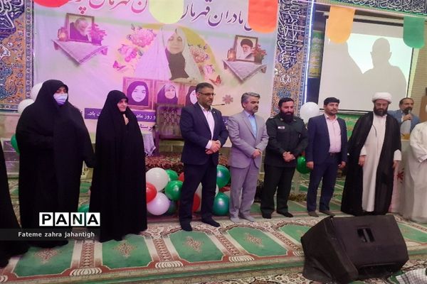 تقدیر و یادبود از خانواده های شهید در مسجد سرچشمه شهرستان پیشوا