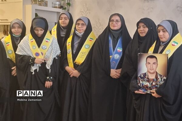 دیدار مسئولان پرورشی ناحیه شش مشهد مقدس با خانواده شهید مدافع حرم جاوید یوسفی