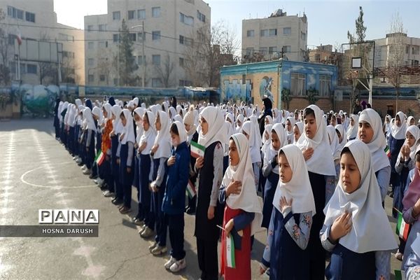 نواختن زنگ ایثار در دبستان شهدای فرهنگی