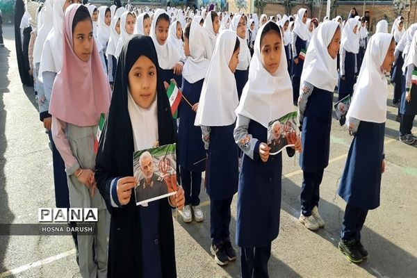 نواختن زنگ ایثار در دبستان شهدای فرهنگی