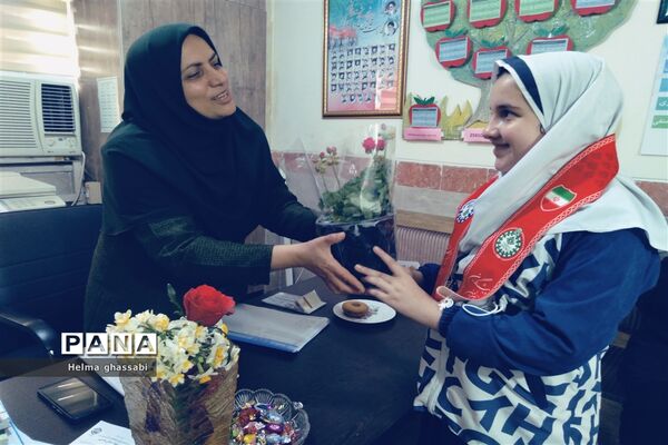 نذر گل در دبستان دخترانه شهید‌محمدعلی صابری قائمشهر