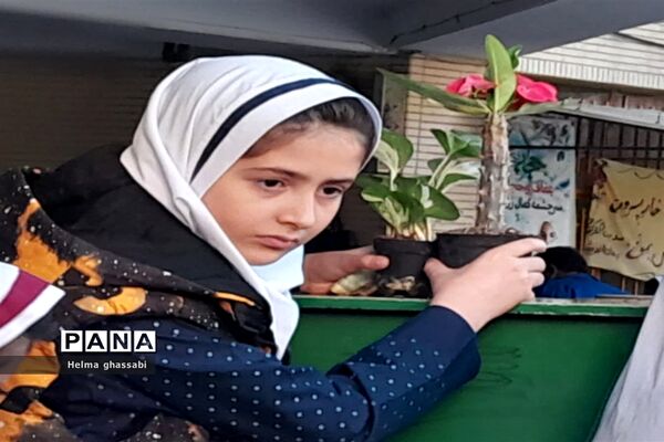 نذر گل در دبستان دخترانه شهید‌محمدعلی صابری قائمشهر