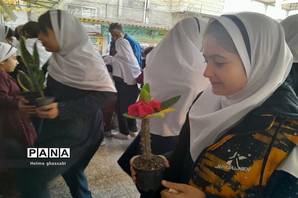 نذر گل در دبستان دخترانه شهید‌محمدعلی صابری قائمشهر