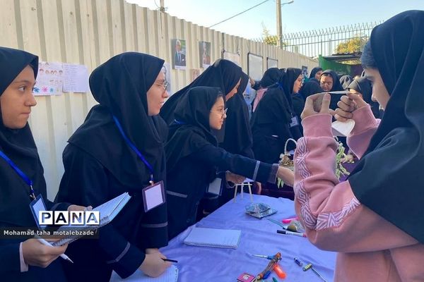 جشنواره زبان انگلیسی در آموزشگاه حکمت نبوی ناحیه دو شهرری