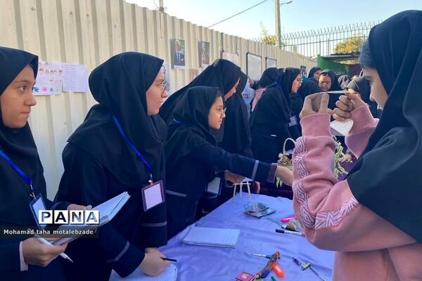 جشنواره زبان انگلیسی در آموزشگاه حکمت نبوی ناحیه دو شهرری