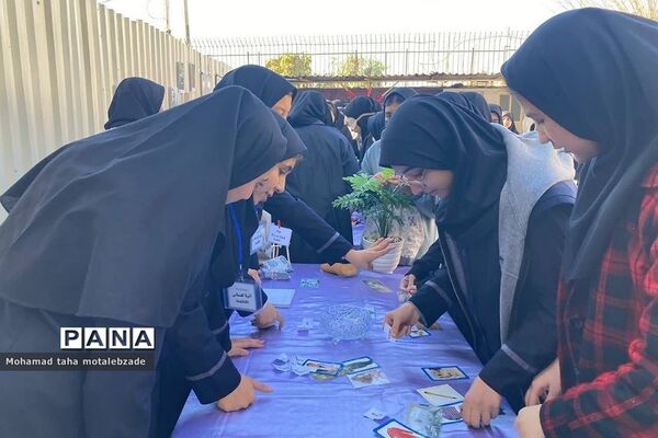 جشنواره زبان انگلیسی در آموزشگاه حکمت نبوی ناحیه دو شهرری