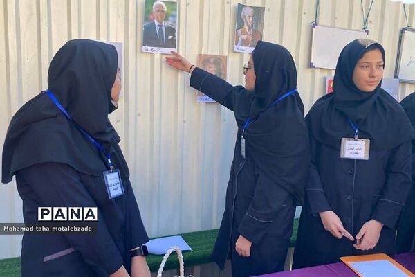 جشنواره زبان انگلیسی در آموزشگاه حکمت نبوی ناحیه دو شهرری