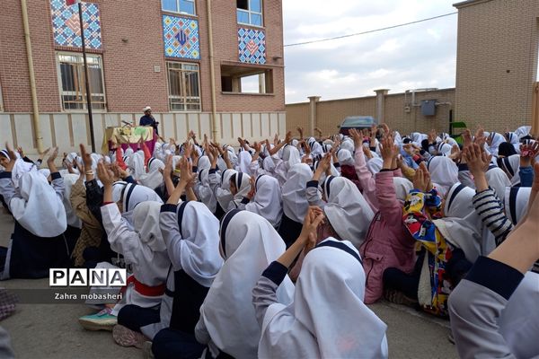 جشن ولادت حضرت فاطمه(س) در دبستان دخترانه ظریف کارفرد ناحیه 3