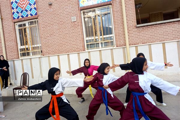 جشن ولادت حضرت فاطمه(س) در دبستان دخترانه ظریف کارفرد ناحیه 3