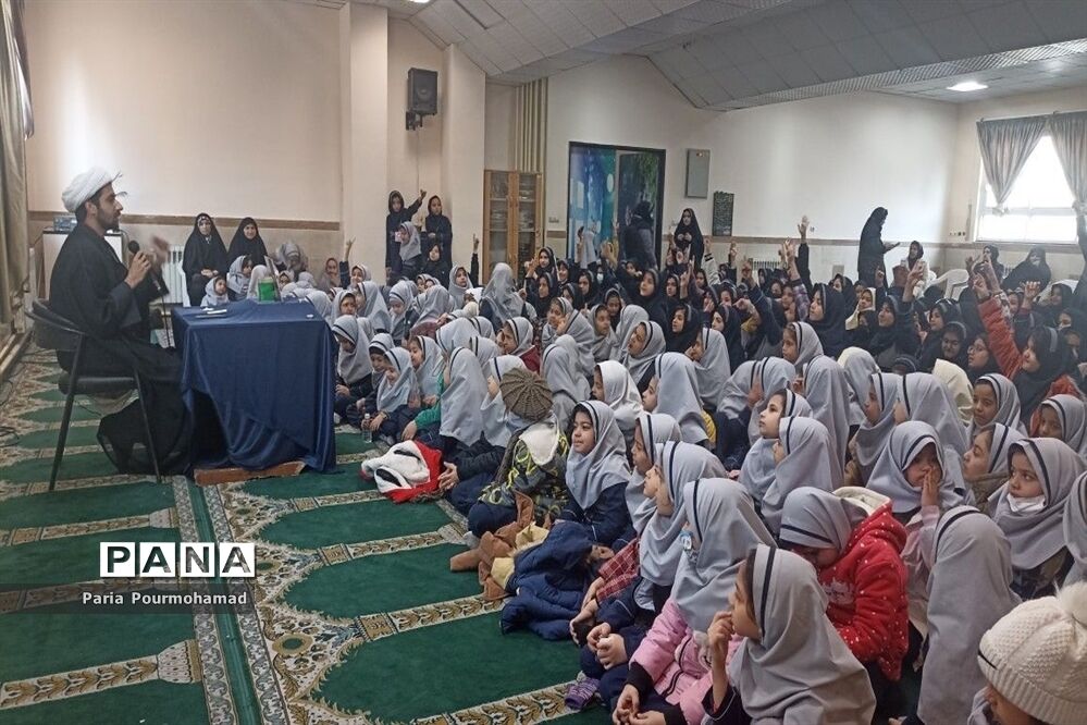 مراسم بزرگداشت حاج قاسم سلیمانی در مدرسه کوثر ناحیه 2 مشهد