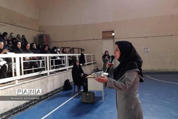 کارگاه اختلالات یادگیری با محوریت بازی درمانی ویژه‌ آموزگاران پایه‌ اول تا سوم 