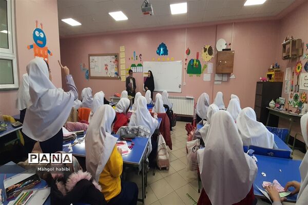 بازدید و تجربه‌گردانی مدیران شهرستان صالح آباد  ازفعالیت‌های دبستان عذرا پور شهریاری