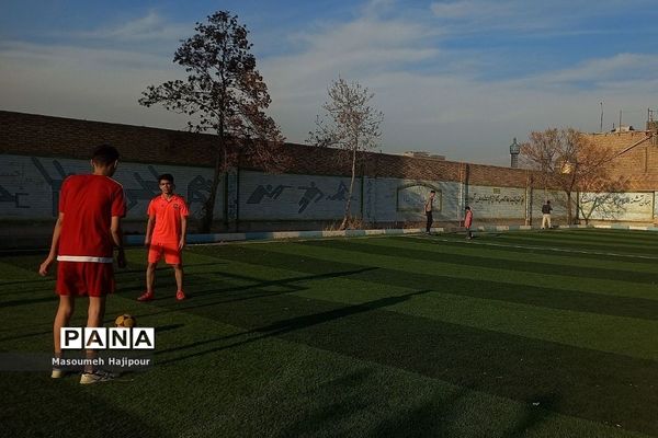 آیین افتتاح زمین چمن مصنوعی هنرستان امام خمینی(ره) خیرآباد در شهرستان ورامین