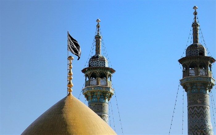 پرچم عزا بر فراز گنبد حرم کریمه اهل بیت(س) برافراشته شد