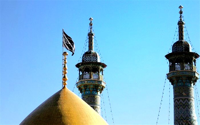 پرچم عزا بر فراز گنبد حرم کریمه اهل بیت(س) برافراشته شد