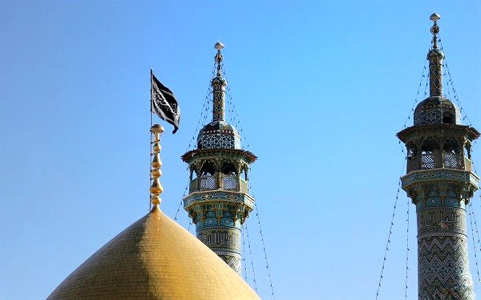 پرچم عزا بر فراز گنبد حرم کریمه اهل بیت(س) برافراشته شد